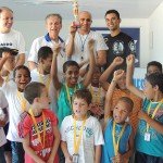 Entrega do troféu de campeão ao Mestre Gustavo do Grupo de Capoeira