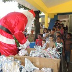 Papai Noel distribui presentes para a criançada