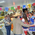 A dança da quadrilha diverte os participantes