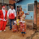 Brinquedos e cestas básica são distribuídos para as famílias e para as crianças